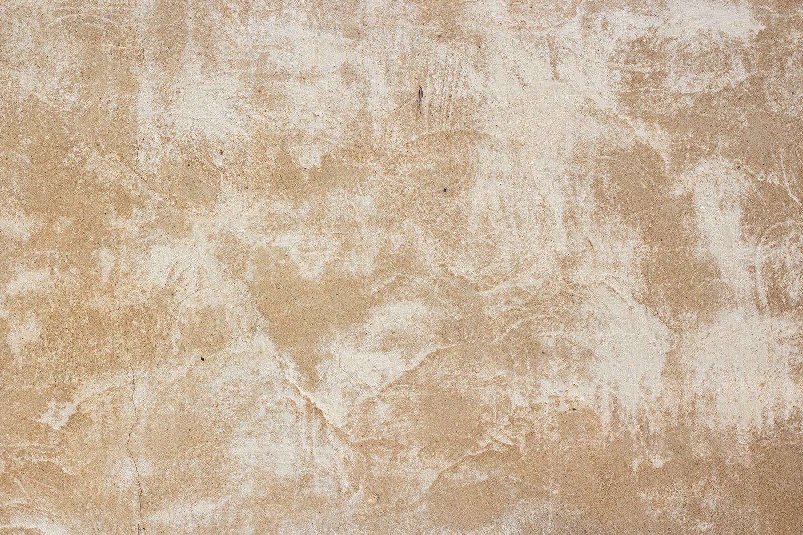 Heller, wolkiger Putz in Beige und Weiß, aus der Nähe